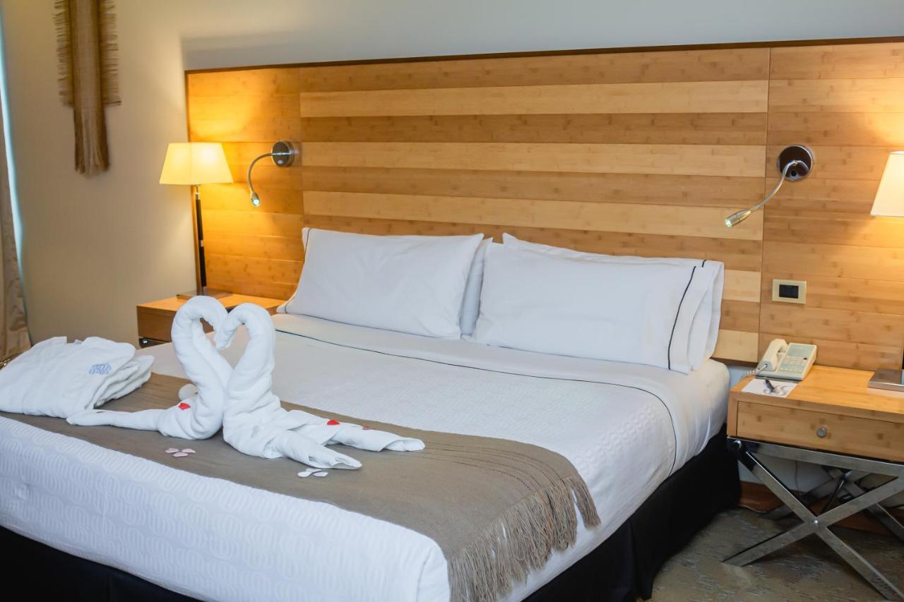 Sonesta Hotel Osorno Εξωτερικό φωτογραφία A bed with a towel swan